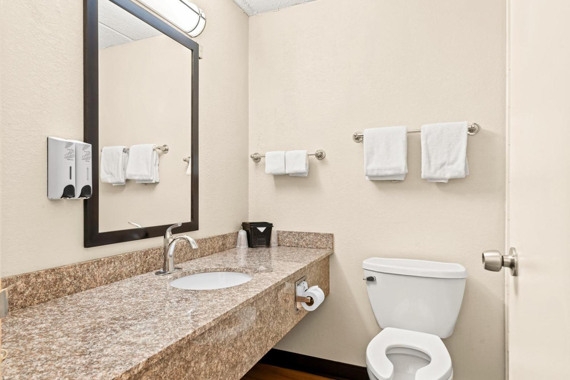 Red Roof Inn Кортланд Екстериор снимка