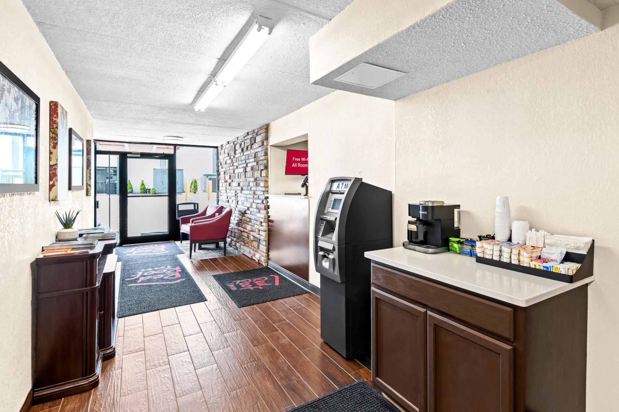 Red Roof Inn Кортланд Екстериор снимка