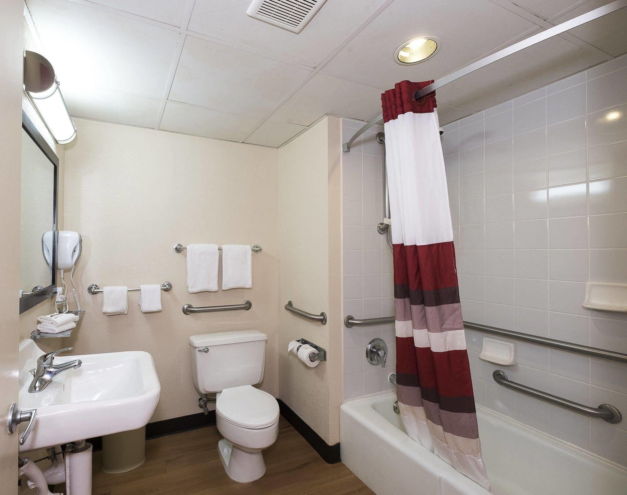Red Roof Inn Кортланд Екстериор снимка